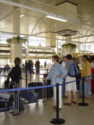 mais non, Marine ne trouve pas le temps long dans la file d'attente de l'aéroport de Nouméa. le 19/07/03