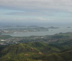 panoramique sur la baie de Dumbéa depuis l'Auberge des monts du Koghi le 24/05/03