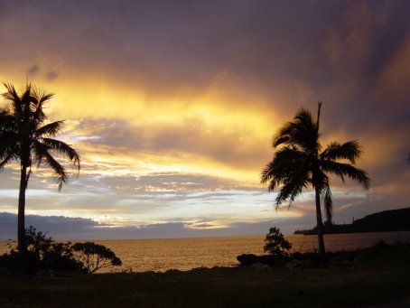 coucher de soleil dans la baie de Tadine