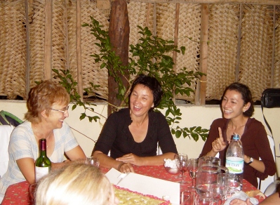 les hommes avaient préféré se mettre entre eux, voyant l'ambiance à cette table, ils ont eu des regrets. le 21/10/03