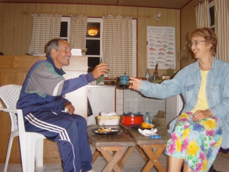 un soir où il faisait trop froid pour manger dehors, nous avons essayé la fonction (retardement) de l'appareil photo, le 26/08/03