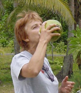 Marine n'aime pas vraiment l'eau de coco vert, mais quand on a bien soif...