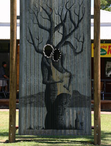 Peinture des 2 baobabs personnifiés, devant le Visitor Center
